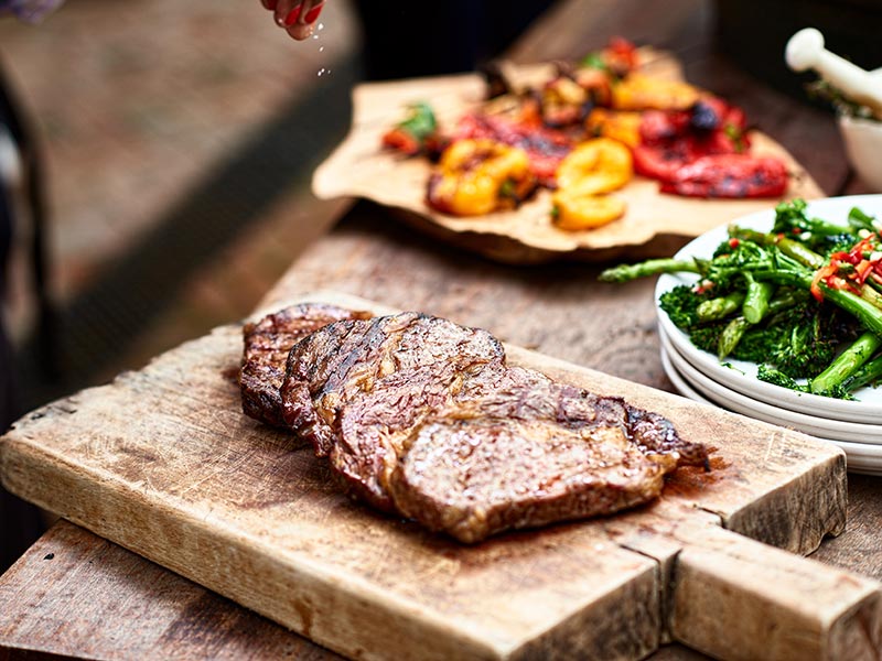 Grillmåltid med kjøtt og grønnsaker.