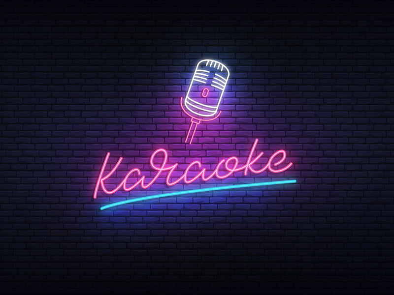 Et bilde av et neon skilt hvor det står "Karaoke" med en mikrofon over