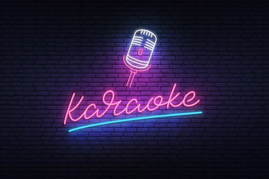 Et bilde av et neon skilt hvor det står "Karaoke" med en mikrofon over