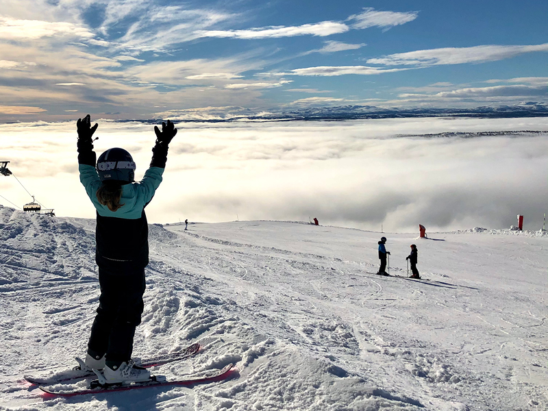 Barn i skiløype i sola