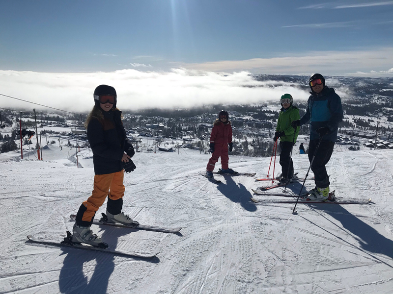 Familie på fire i alpinbakken