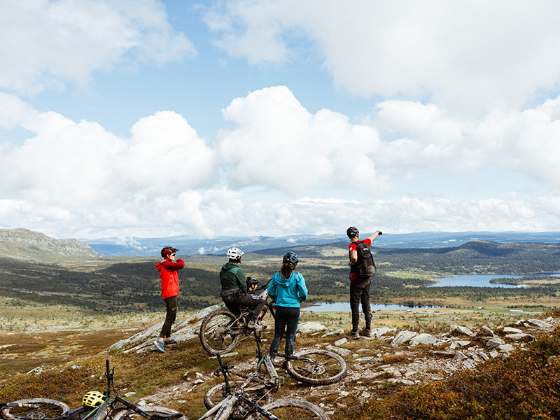 to personer som sykler sammen på stien