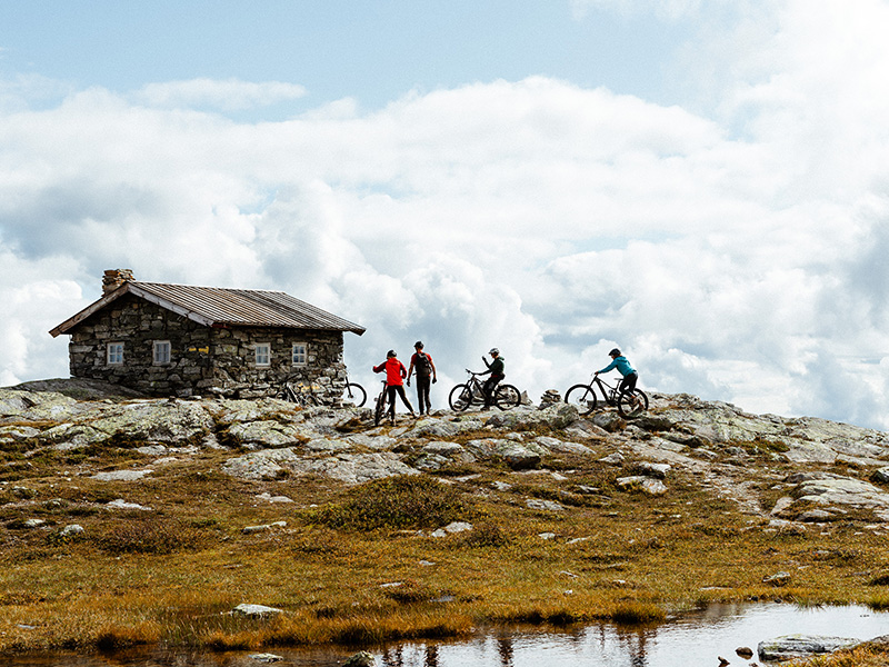 fire personer som sykler sammen