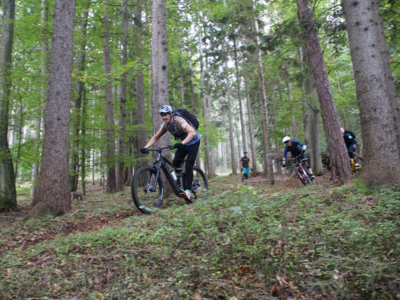 tre damer som er på hver sin sykkel og smiler
