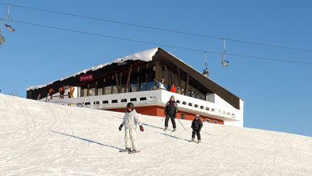 Velkommen til den nyrenoverte ski-in-baren på Skeikampen