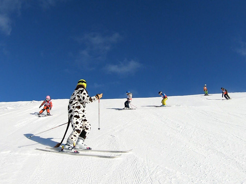 Skikjører på Skeikampen i fin sol og mye snø.